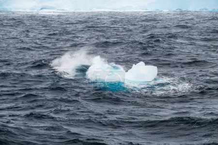 El témpano azul se derrite en el Mar de Weddell