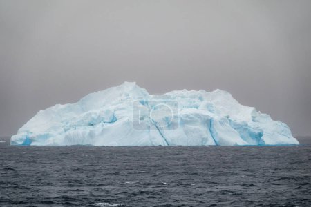 Foto de Primer plano de un gran hermoso iceberg azul en forma de cúpula - Imagen libre de derechos
