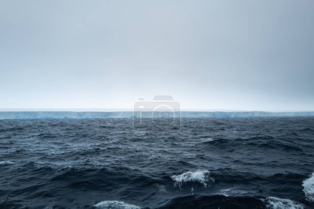 Téléchargez les photos : Grand iceberg tabulaire tourné à partir de la distance de 1km - en image libre de droit