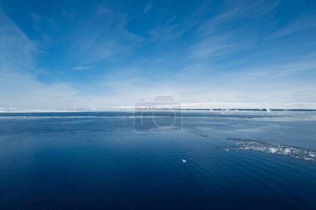 Foto de Vista del Picnic Passage, un canal marino entre la Isla Snow Hill y la Isla Seymour en el grupo de la Isla James Ross, Península Antártica, Antártida - Imagen libre de derechos