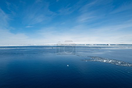 Téléchargez les photos : Zodiac bateau en voiture loin de l'île Snow Hill, Antarctique - en image libre de droit