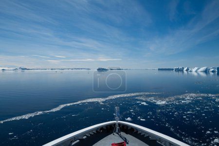 Téléchargez les photos : Bateau de croisière s'approchant du groupe de l'île James Ross, situé près de l'extrémité nord-est de la péninsule Antarctique. - en image libre de droit