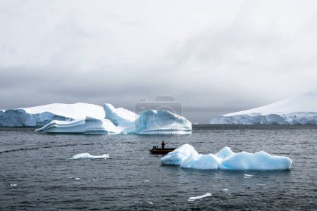Foto de Palaver Point, Península Antártica - 14 de diciembre de 2023 - Quark Expeditions bote inflable del zodiaco está navegando entre los icebergs en la Antártida - Imagen libre de derechos