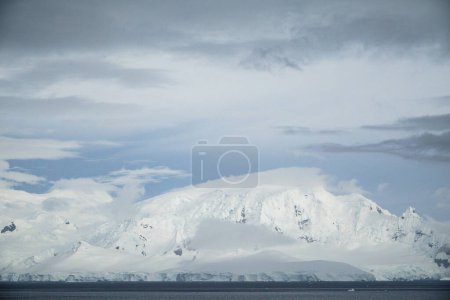 Pic montagneux couvert de neige et de brouillard, archipel de Palmer, Antarctique
