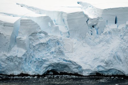 primer plano de las huellas de témpanos de la capa de hielo de la Isla de las Dos Hamacas, Archipiélago Palmer, Península Antártica, Antártida