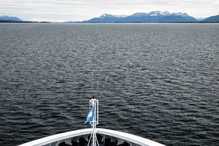 Téléchargez les photos : Bateau de croisière approchant Tierra del Fuego par le canal Beagle - en image libre de droit