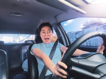 Téléchargez les photos : Vue de face de femme asiatique thaïlandaise choqué visage et crier de voiture s'écraser, frapper accident sur la route tout en conduisant aller au travail, voyager. - en image libre de droit