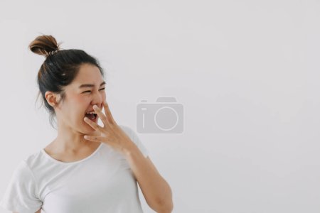 Téléchargez les photos : Heureuse femme thaïlandaise asiatique couvrant la bouche tout en riant, regardant l'espace vide, se sentant heureux et joyeux, porter une coiffure blanche et pain, debout isolé sur un mur de fond blanc. - en image libre de droit