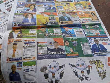 Téléchargez les photos : Sambass, Indonésie-05 février 2024 ; Toutes les actualités sur le débat final dans les journaux des candidats présidentiels et vice-présidentiels - en image libre de droit