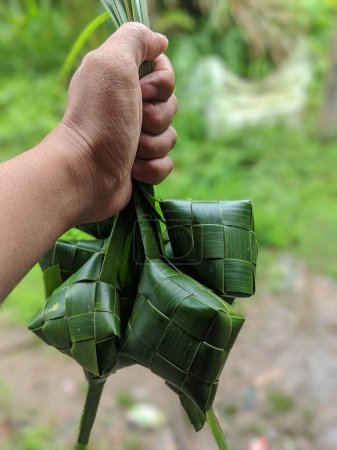Ketupat-Huhn aus jungen Kokosblättern