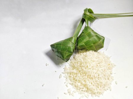 Ayamana Ketupat und Reis auf weißem Hintergrund