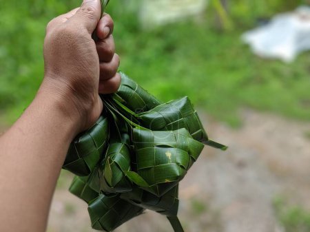 Ketupat-Huhn aus jungen Kokosblättern