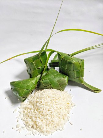 Ketupat ayamana y arroz sobre fondo blanco