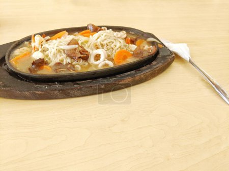 Fideos Hotplate servidos calientes en la mesa de comedor