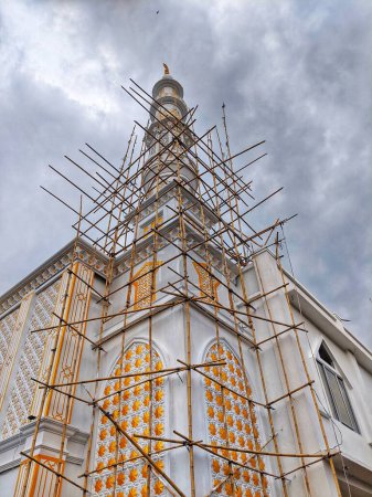renovation of a large mosque using long bamboo stairs