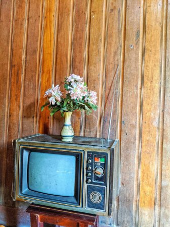 Foto de Viejo modelo tubo de televisión que todavía funciona - Imagen libre de derechos