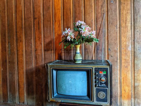 Foto de Viejo modelo tubo de televisión que todavía funciona - Imagen libre de derechos