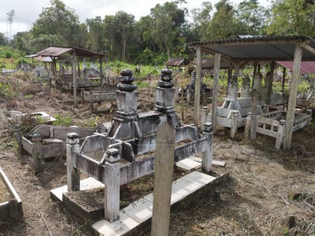 Téléchargez les photos : Sambas, Indonésie-29 avril 2024 : Un simple lieu de sépulture musulman - en image libre de droit