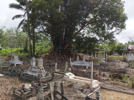 Téléchargez les photos : Sambas, Indonésie-29 avril 2024 : Un simple lieu de sépulture musulman - en image libre de droit