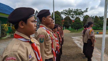 Téléchargez les photos : Inauguration des enfants scout dans la cour de l'école - en image libre de droit