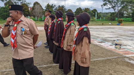 Téléchargez les photos : Inauguration des enfants scout dans la cour de l'école - en image libre de droit