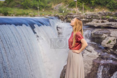 Téléchargez les photos : Femme touriste sur fond de chutes pittoresques du Niagara sur la rivière Cievna. Monténégro, près de Podgorica. Voyage autour du Monténégro concept. - en image libre de droit