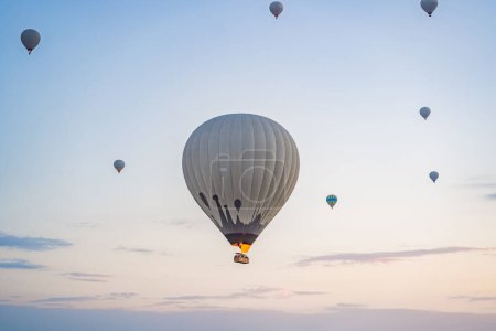 Bunter Heißluftballon fliegt über Kappadokien, Türkei.
