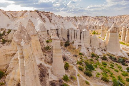 Téléchargez les photos : Formations géologiques uniques dans la Love Valley en Cappadoce, destination de voyage populaire en Turquie. - en image libre de droit