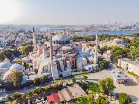 Foto de Arquitectura de día soleado y Museo Hagia Sophia, en Eminonu, Estambul, Turquía. Turkiye. Dron fotografía. - Imagen libre de derechos