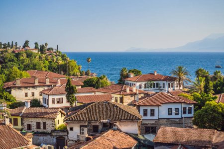 Vieille ville de Kaleici à Antalya. Vue panoramique du port de la vieille ville d'Antalya, des montagnes du Taureau et de la mer Méditerranée, Turquie.