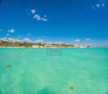 Foto de Relajante vista desde el interior del agua en la playa costera con olas de agua azul turquesa en el Golfo de México. - Imagen libre de derechos