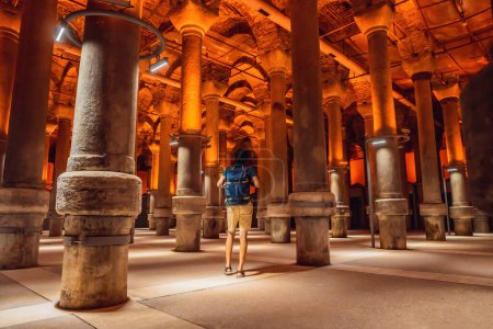 Mann Touristen genießen schöne Zisterne in Istanbul. Zisterne - unterirdisches Wasserreservoir aus dem 6. Jahrhundert, Istanbul, Türkei, Turkiye.