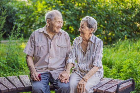 Téléchargez les photos : Couple de personnes âgées amoureux. mari et femme aîné tenant la main et collant avec de vraies émotions. - en image libre de droit