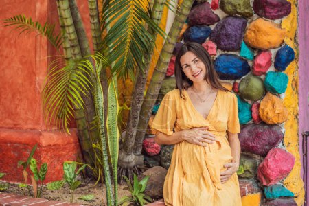 Une femme forte et résiliente de plus de 40 ans embrasse la beauté de l'accouchement au Mexique, célébrant le voyage de la maternité avec une richesse culturelle.
