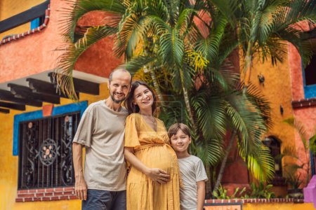 Foto de Una pareja cariñosa de 40 años y su hijo adolescente apreciando el milagro del parto en México, abrazando el viaje de la paternidad con alegría y anticipación. - Imagen libre de derechos