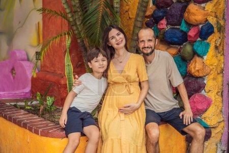 Téléchargez les photos : Un couple aimant dans la quarantaine et leur fils adolescent chérissant le miracle de l'accouchement au Mexique, embrassant le voyage de la parentalité avec joie et anticipation. - en image libre de droit
