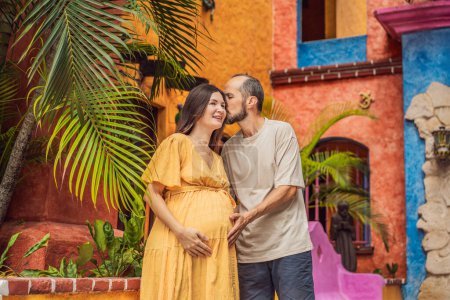 Foto de Una pareja cariñosa en sus 40 años que acaricia el milagro del parto en México, abrazando el viaje de la paternidad con alegría y anticipación. - Imagen libre de derechos