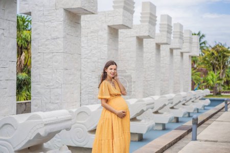Foto de Una mujer fuerte y resiliente de más de 40 años abraza la belleza del parto en México, celebrando el camino de la maternidad con riqueza cultural. - Imagen libre de derechos