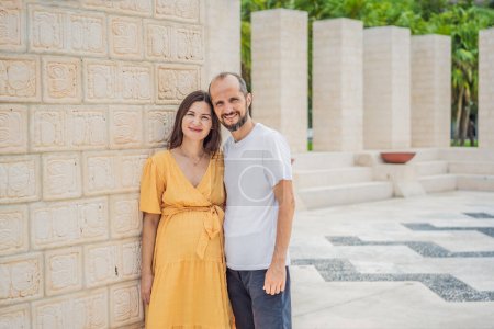Téléchargez les photos : Un couple aimant dans la quarantaine chérissant le miracle de l'accouchement au Mexique, embrassant le voyage de la parentalité avec joie et anticipation. - en image libre de droit