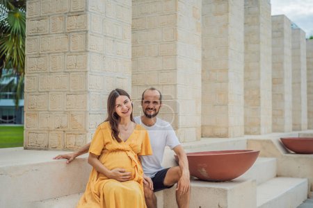 Téléchargez les photos : Un couple aimant dans la quarantaine chérissant le miracle de l'accouchement au Mexique, embrassant le voyage de la parentalité avec joie et anticipation. - en image libre de droit