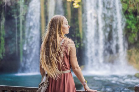 Téléchargez les photos : Belle femme aux cheveux longs sur le fond de la cascade de Duden à Antalya. Lieux célèbres de Turquie. Apper Duden Falls. - en image libre de droit