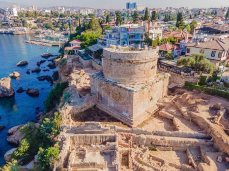 Hidirlik Tower, Wahrzeichen der Altstadt in Antalya Türkei. Drohnen-Ansicht.