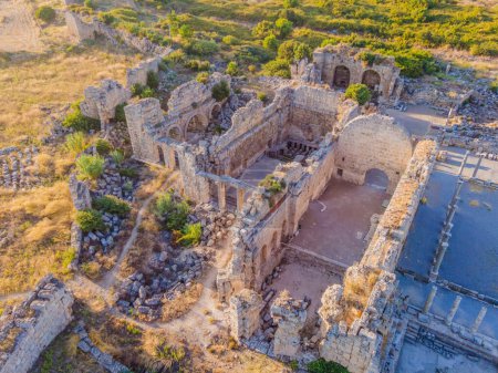 Foto de Ruinas de la antigua ciudad de Lycian Perge situado cerca de la ciudad de Antalya en Turquía. Turkiye, vamos a todas partes - Imagen libre de derechos