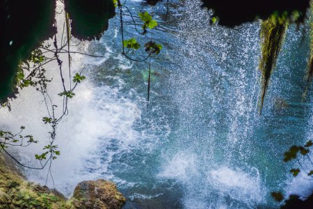 Foto de La cascada superior de Duden se llama Alexander Falls. El paraíso como el interior de la cascada está todo en verde en Antalya, Turquía. Turismo y destino de viaje foto. - Imagen libre de derechos