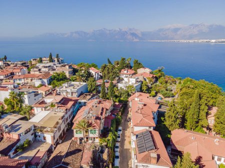 Blick auf das alte Antalya aus der Drohne oder Vogelperspektive. Dies ist das Gebiet der Altstadt und des alten Hafens.