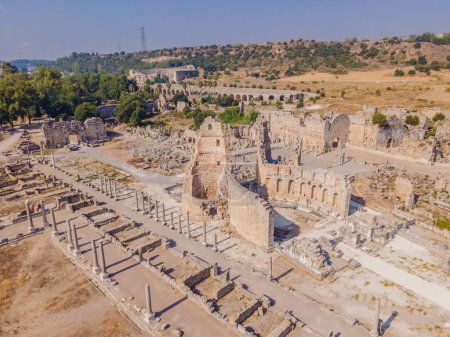 Téléchargez les photos : Ruines de l'ancienne ville lycienne Perge située près de la ville d'Antalya en Turquie. turkiye, GO Partout - en image libre de droit