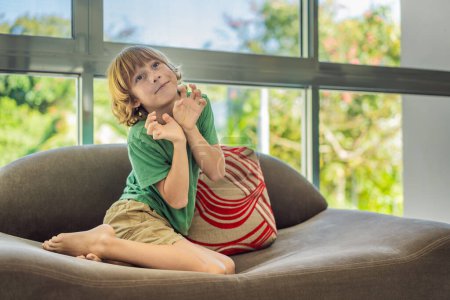 Téléchargez les photos : Un moment charmant : un garçon mignon explore ludique sur le canapé, son innocence et son énergie remplissant la pièce de joie et de rire. - en image libre de droit