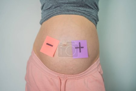 Téléchargez les photos : Une mère enceinte fait face à un conflit Rhésus avec son enfant, soulignant les défis complexes de l'incompatibilité du groupe sanguin maternel et foetal. - en image libre de droit