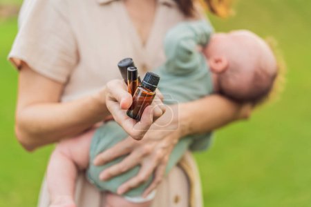 Liebevolle Mutter trägt sanft beruhigende Aromaöle auf ihr wertvolles Neugeborenes auf und schafft eine beruhigende und pflegende Atmosphäre.