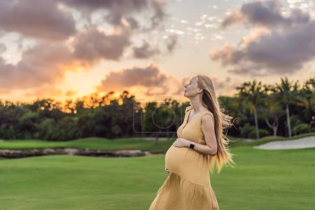 Foto de Escena tranquila mientras una mujer embarazada disfruta de momentos de paz en el parque, abrazando la serenidad de la naturaleza y encontrando consuelo durante su embarazo. - Imagen libre de derechos
